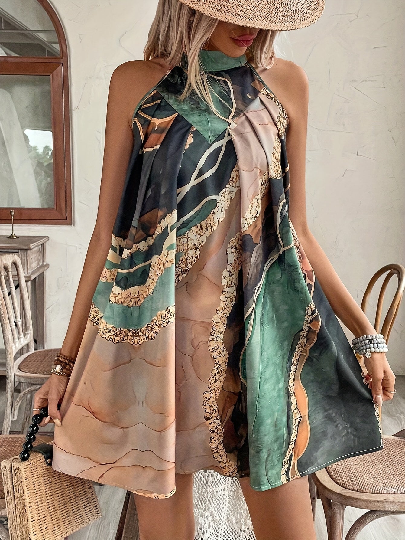 Elegantes geometrisch gemustertes Midikleid mit goldenen Akzenten